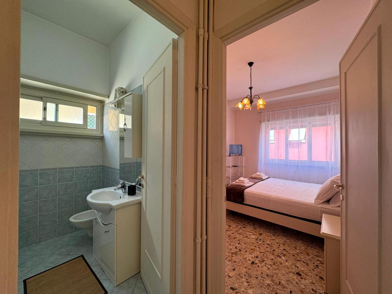 Vintage Comfort Steps From Vatican Apartment